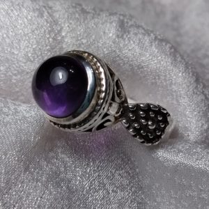 Amethyst High Top round Cabochon